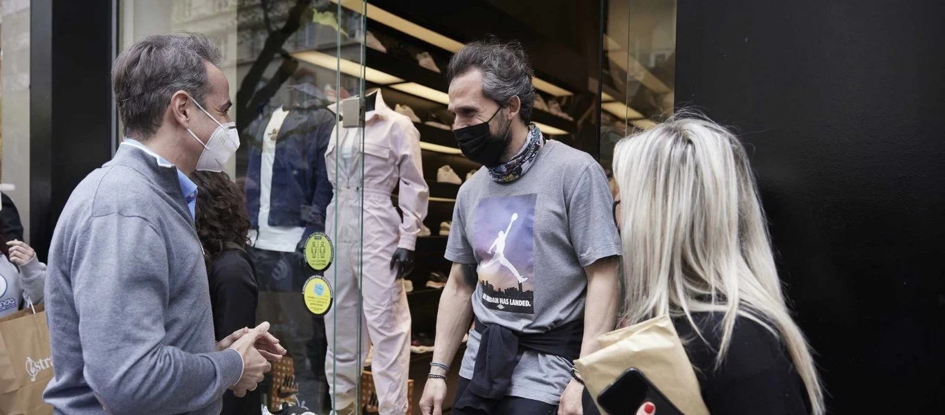 Έκανε βόλτα στην Θεσσαλονίκη ο Κ.Μητσοτάκης - Το «έτσι μπράβο» για τους εμβολιασμούς (φώτο)